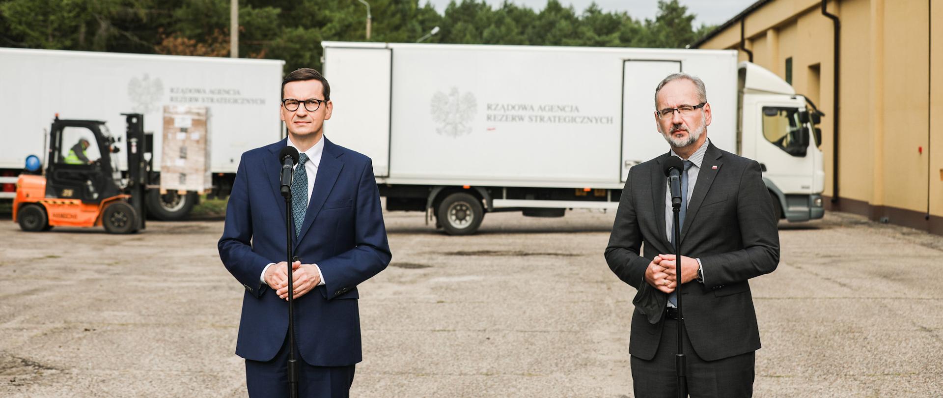 Premier Mateusz Morawiecki i Minister Adam Niedzielski w magazynie Rządowej Agencji Rezerw Strategicznych w Komorowie.