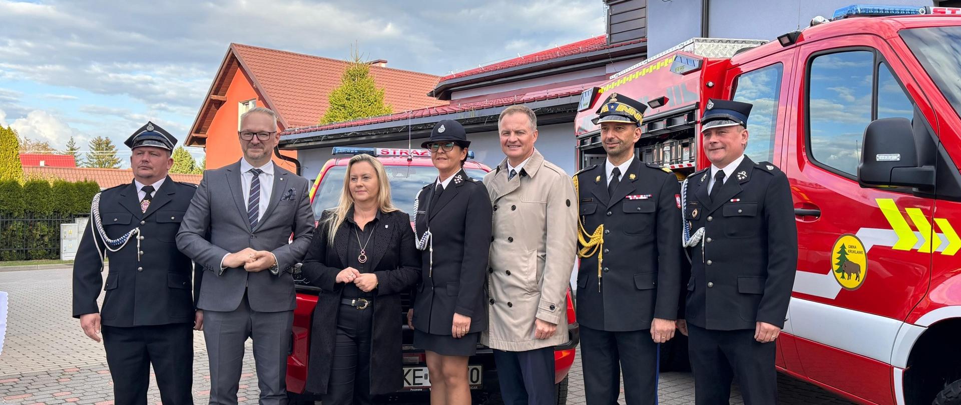 Wojewoda Radosław Król na przekazaniu wozów dla OSP Kruklanki i OSP Srokowo
