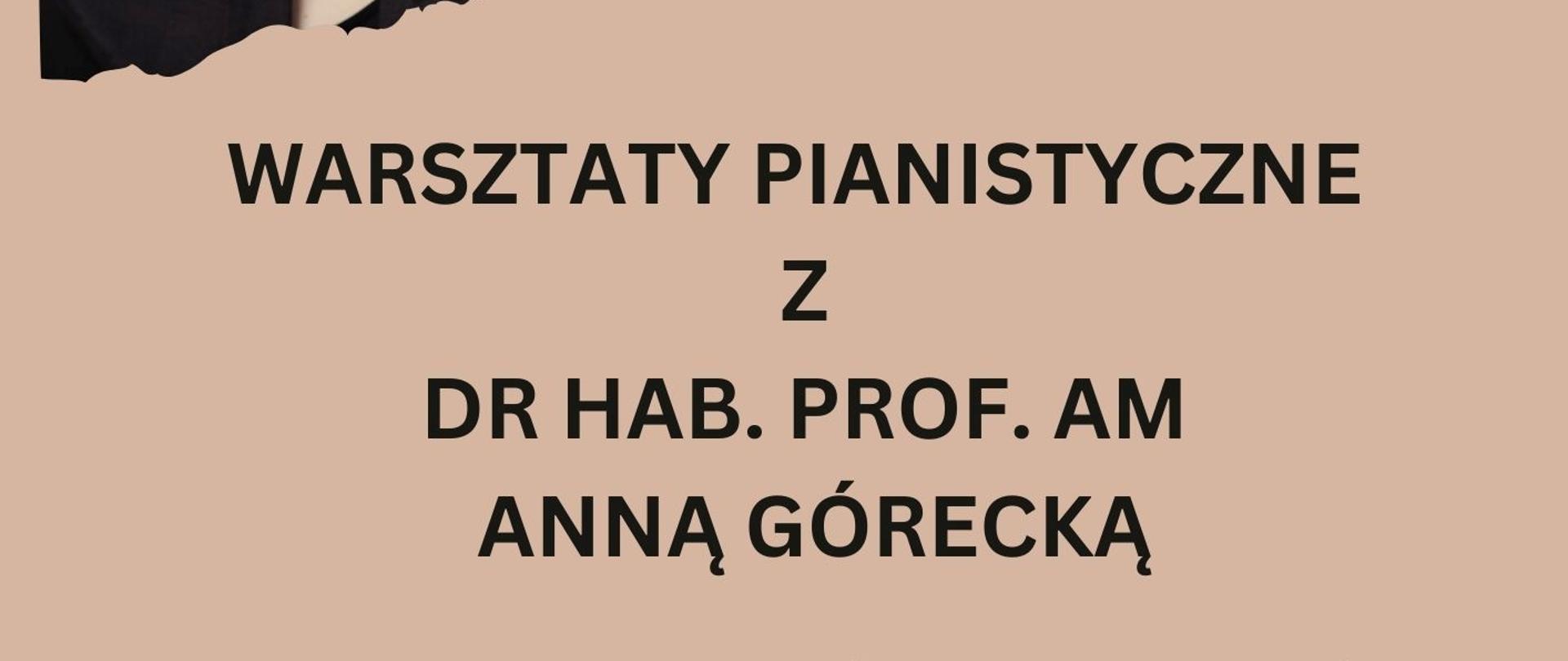 W lewym górnym rogu naderwane zdjęcie prowadzącej warsztaty. Obok zdjęcia i poniżej białe i czarne napisy informujące o warsztatach pianistycznych. W stopce logo szkoły. Wszystko na wrzosowym tle.