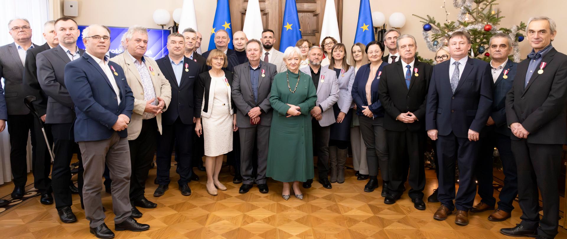 Wojewoda łódzki Dota Ryl oraz odznaczeni pracownicy Zakładu Wodociągów i Kanalizacji w Łodzi i Akademii Humanistyczno-Ekonomicznej w Łódzkim Urzędzie Wojewódzkim w Łodzi