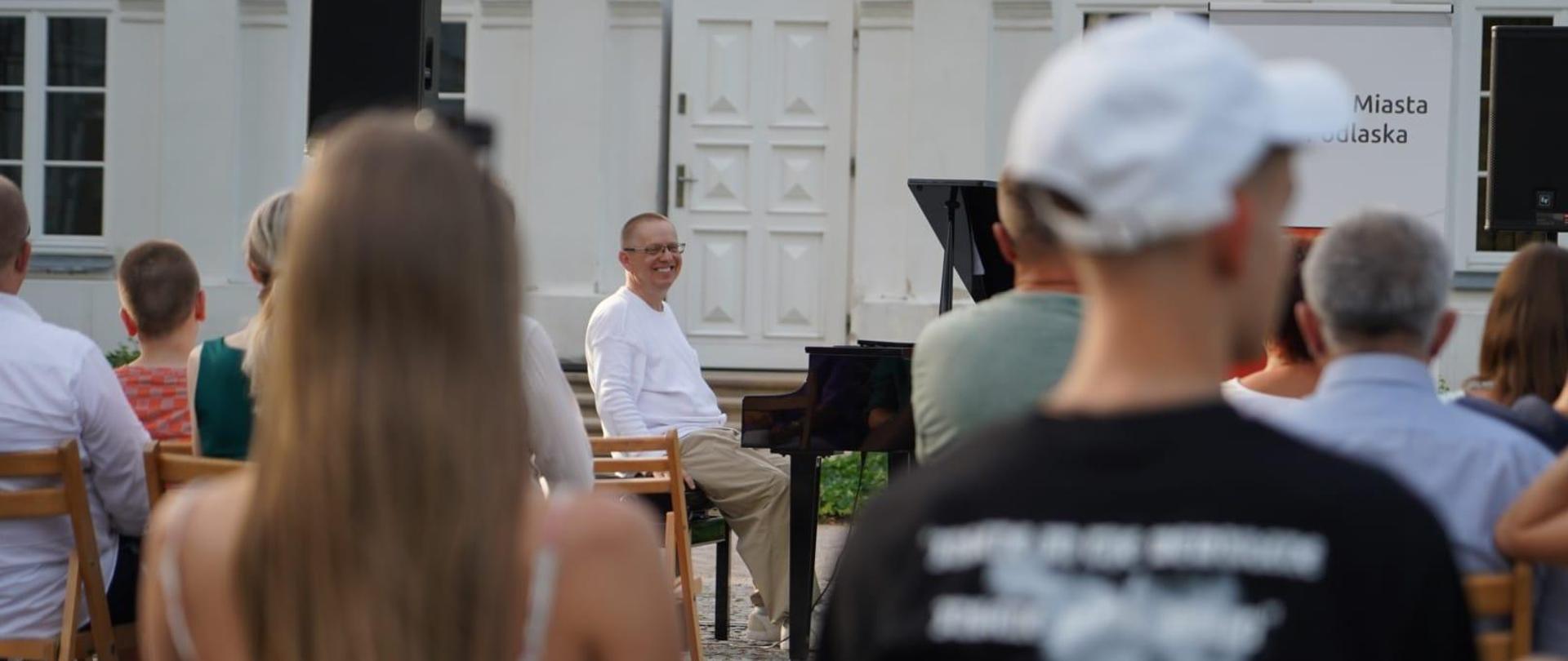 Pana Vadzim Kanavalik przy fortepianie