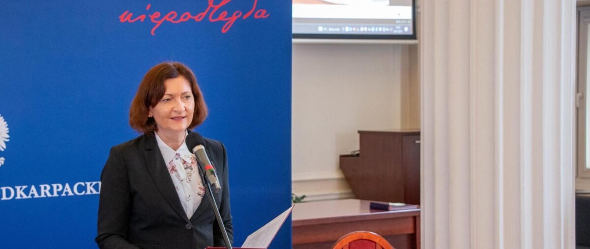 Wojewoda Ewa Leniart otwiera spotkanie "Warto być Polakiem"