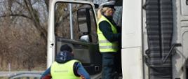 Miejsce kontroli ciężarówek zatrzymanych przez funkcjonariuszy mazowieckiej Inspekcji Transportu Drogowego na krajowej „dwunastce” w Radomiu. W działaniach ukierunkowanych na kontrole przewozu odpadów brali udział także inspektorzy Inspekcji Ochrony Środowiska. 