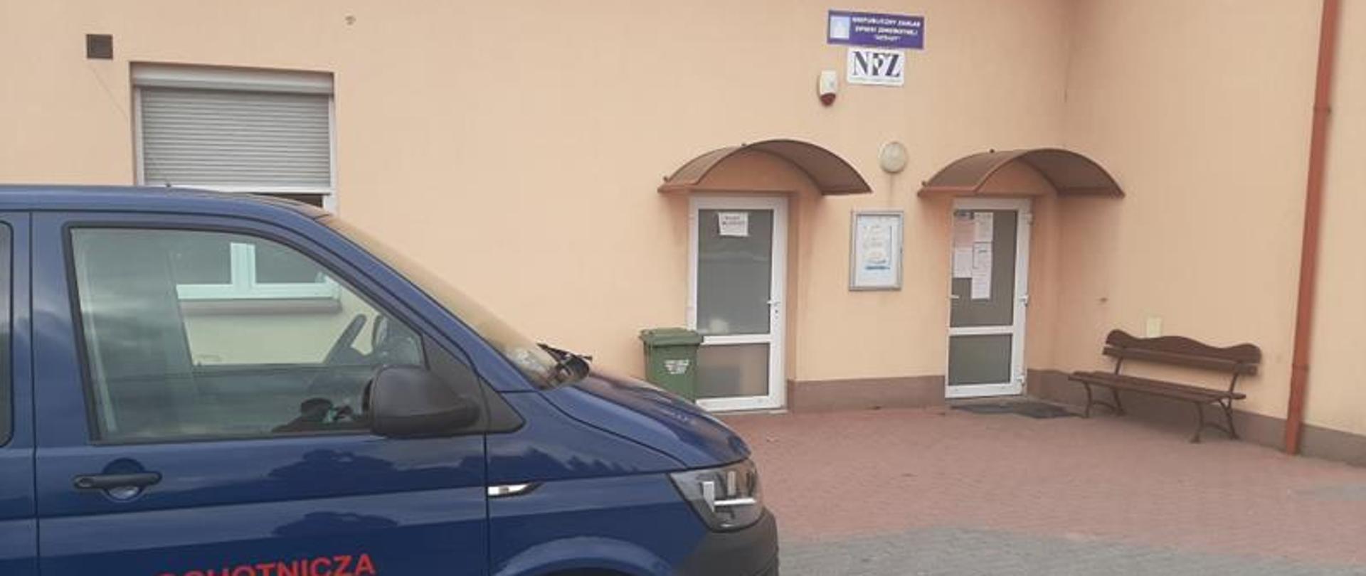 Pojazd koloru niebieskiego należący do OSP Wiśniowa znajduje się przed ośrodkiem zdrowia. Pojazdem dowieziono osoby na szczepienie