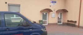 Pojazd koloru niebieskiego należący do OSP Wiśniowa znajduje się przed ośrodkiem zdrowia. Pojazdem dowieziono osoby na szczepienie