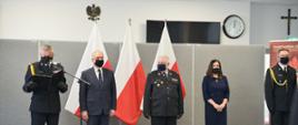 Pomorski komendant wojewódzki Państwowej Straży Pożarnej w obecności wojewody pomorskiego, prezes Zarządu Wojewódzkiego Związku Ochotniczych Straży Pożarnych RP województwa pomorskiego oraz poseł na Sejm RP wita przybyłych na uroczystą zbiórkę.