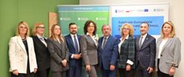 Na zdjęciu od lewej: Katarzyna Kangier, kierownik Działu Zarządzania i Administrowania Nieruchomościami Izba Administracji Skarbowej w Kielcach, Aneta Bona-Rusinek, główny specjalista Dział Zarządzania i Administrowania Nieruchomościami Izba Administracji Skarbowej w Kielcach, Ewa Tutka, zastępca dyrektora Izby Administracji Skarbowej w Rzeszowie, Krzysztof Stańko – zastępca prezydenta miasta Rzeszów, Elżbieta Burkiewicz, posłanka na Sejm RP, Józef Matysiak, zastępca prezesa zarządu NFOŚiGW, Barbara Honicka, dyrektor Powiatowej Stacji Sanitarno-Epidemiologicznej w Przemyślu, Grzegorz Burek, dyrektor Powiatowej Stacji Sanitarno-Epidemiologicznej w Mielcu, Katarzyna Jastrzemska, dyrektor departamentu Efektywności Energetycznej NFOŚiGW
