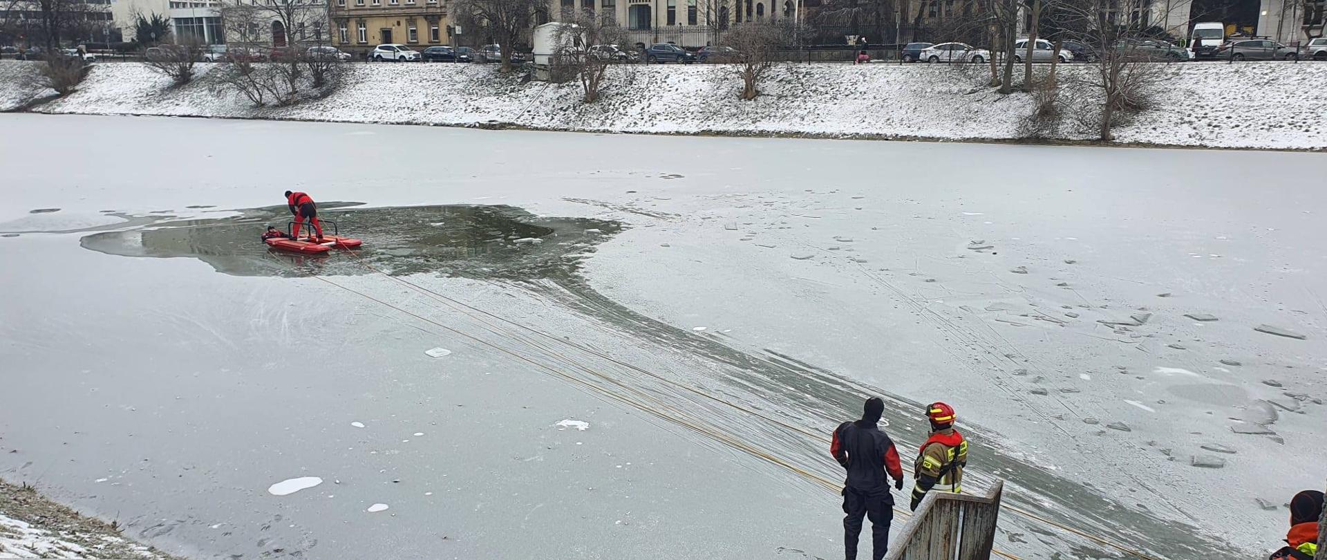 Ćwiczenia wrocławskich strażaków na lodzie 