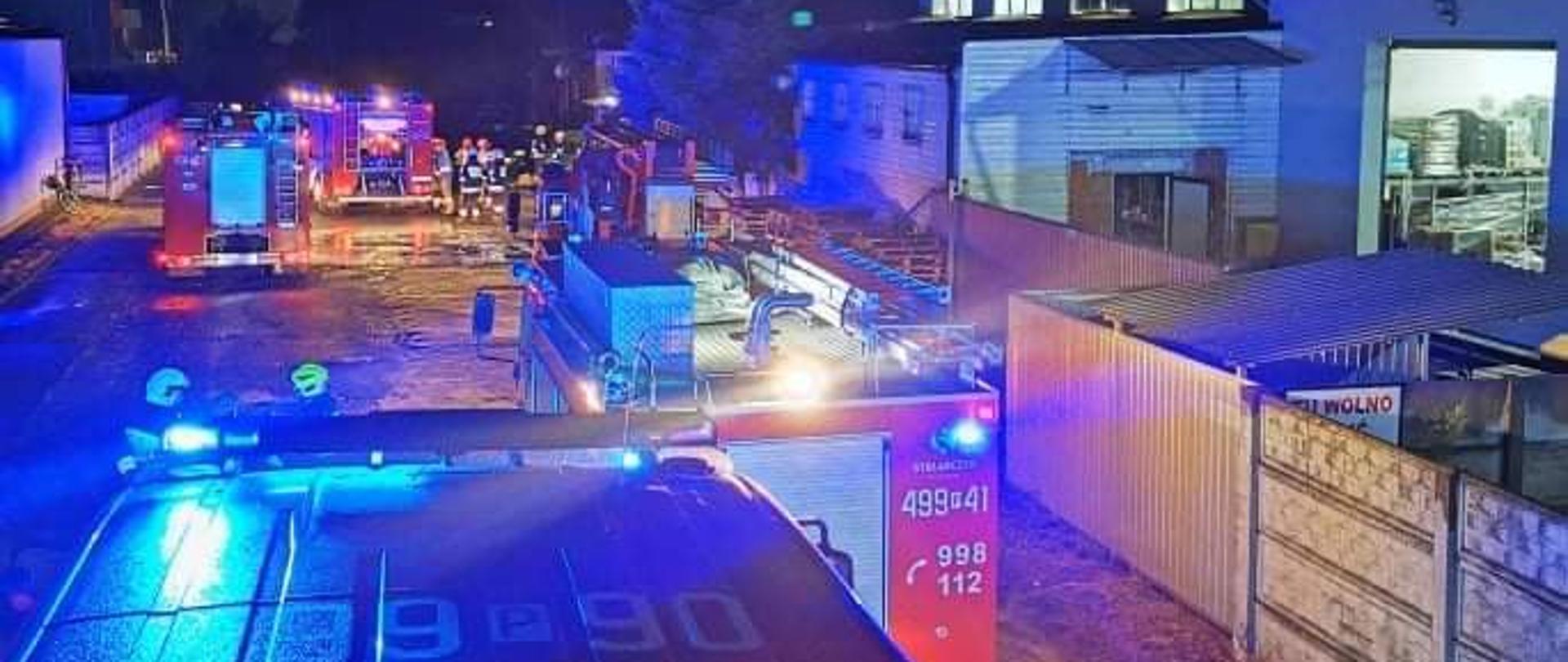 Zdjęcia przedstawia wozy strażacki podczas działań