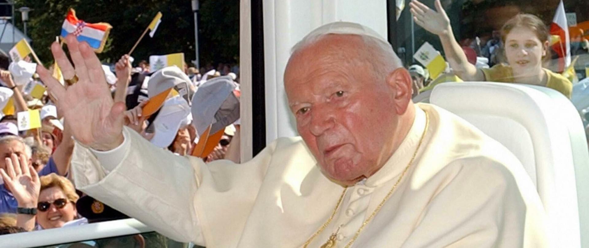PHOTO: EAST NEWS/AFP
Pope John Paul II waves to faithful and pilgrims as he arrives in his popemobile for a mass celebration in Rijeka, Croatia, 08 June 2003. The Pope, on his 100th overseas trip, will tour Croatia until June 09.