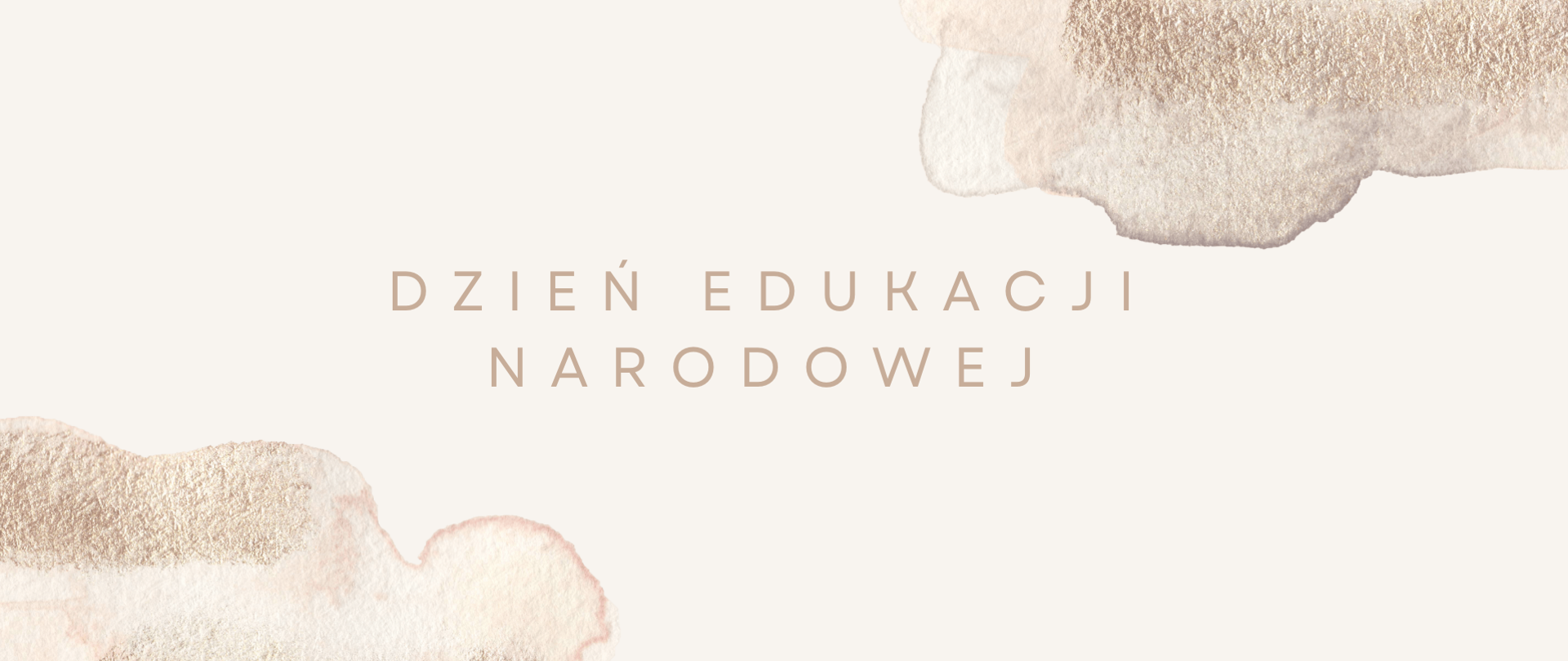 Beżowy napis Dzień Edukacji Narodowej na jasnym tle i z beżowymi plamami w prawym górnym rogu i lewym dolnym rogu