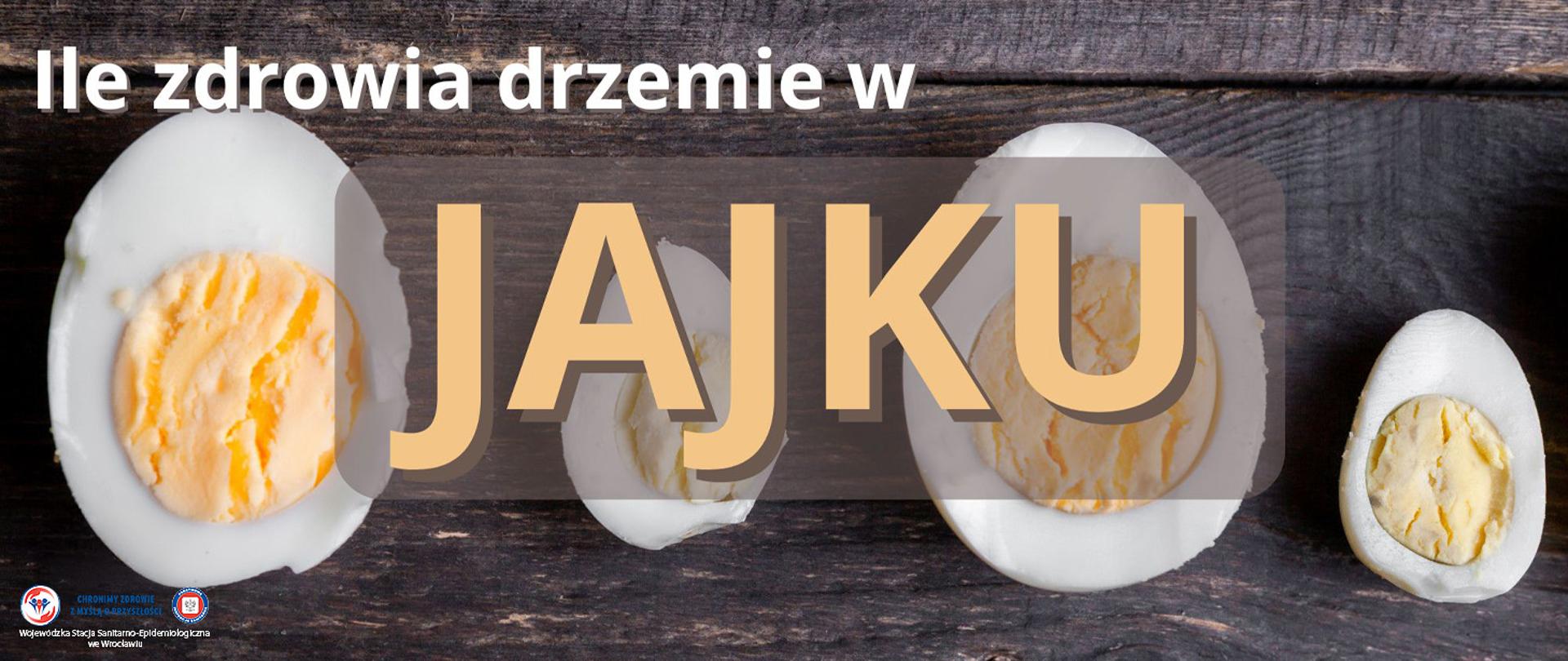 Połówki jajek ugotowanych na twardo leżących na ciemnej drewnianej desce