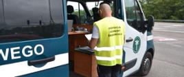 Inspektor kontroluje dokumenty dotyczące transportu towarów. 