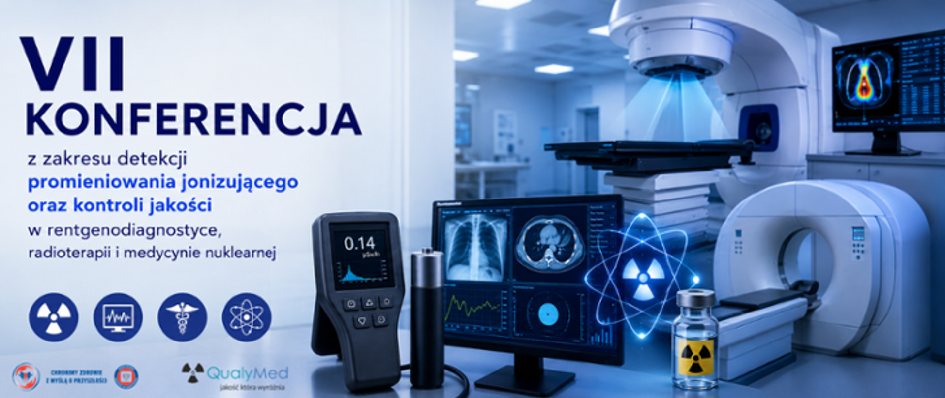 Baner promujący VII Konferencję z zakresu detekcji promieniowania jonizującego oraz kontroli jakości w rentgenodiagnostyce, radioterapii i medycynie nuklearnej. Po lewej stronie znajduje się tytuł wydarzenia oraz ikony związane z radiologią, medycyną i fizyką jądrową. Po prawej stronie przedstawiono nowoczesną pracownię diagnostyki obrazowej z aparatem do radioterapii, tomografem komputerowym, monitorami wyświetlającymi obrazy medyczne oraz miernikiem promieniowania. W centralnej części widoczny jest symbol atomu i znak promieniowania jonizującego, podkreślające tematykę konferencji. Dominują odcienie niebieskiego i bieli, nadające grafice nowoczesny i profesjonalny charakter.