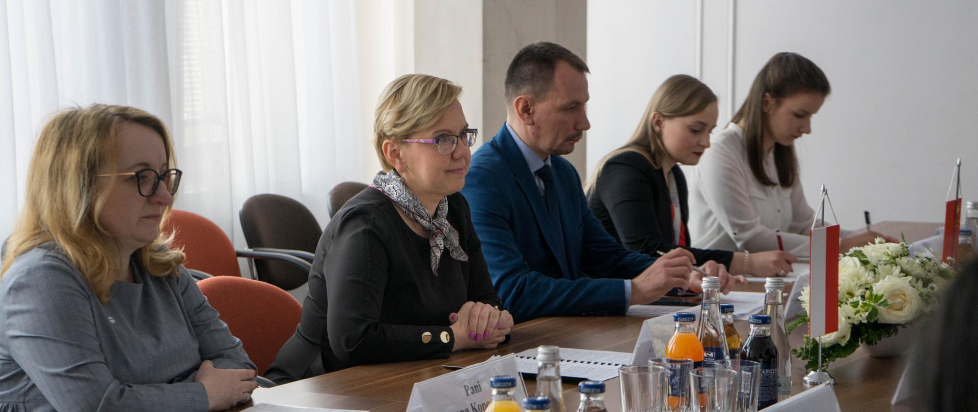 Na Zdjęciu od lewej Joanna Kopcińska wiceprezes Państwowego Gospodarstwa Wodnego Wody Polskie, Anna Moskwa - podsekretarz stanu, Przemysław Żukowski - zastępca Dyrektora Departamentu Gospodarki Wodnej i Żeglugi Śródlądowej 