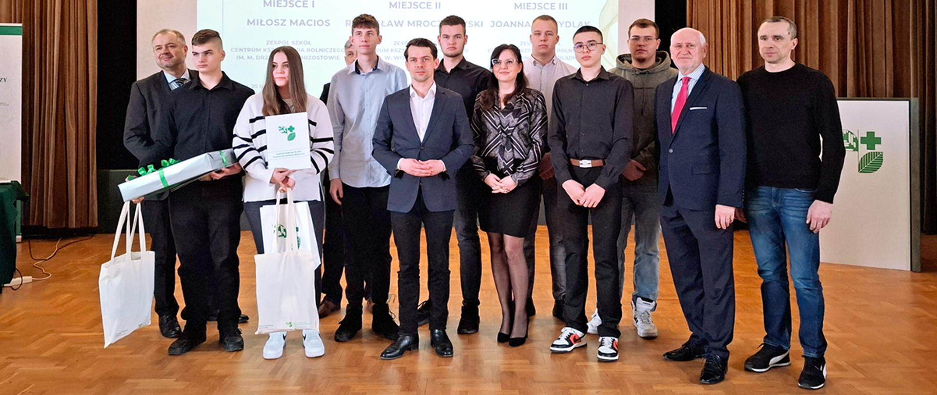 Wiceminister Michał Kołodziejczak z laureatami konkursu (fot. MRiRW)