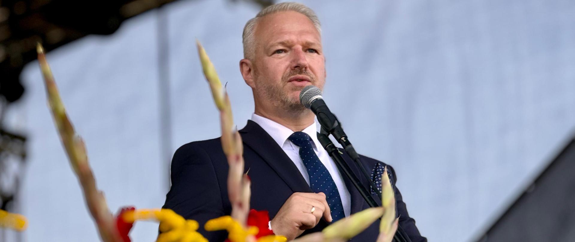 Wojewoda Radosław Król podczas dożynek w Jedwabnie - oficjalne wystąpienie na scenie - 15 sierpnia 2024 r. 