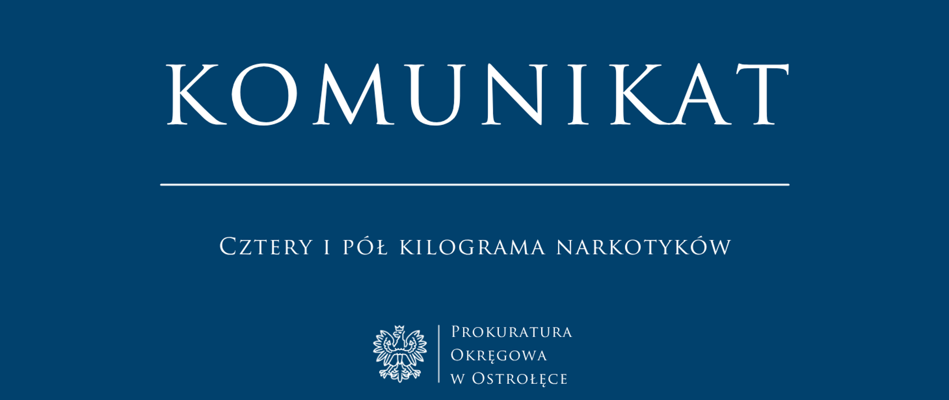 Biały napis komunikat - CZTERY I PÓŁ KILOGRAMA NARKOTYKÓW na niebieskim tle.