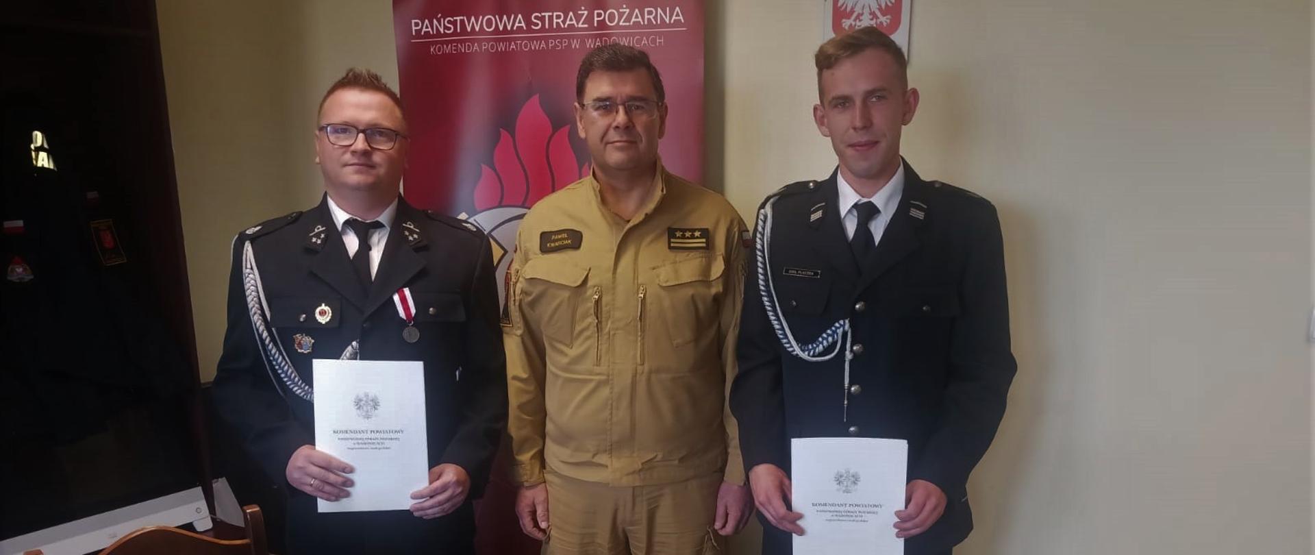 Widok z przodu. Komendant Powiatowy PSP w Wadowicach z wyznaczonymi na szkolenie druhami OSP. 