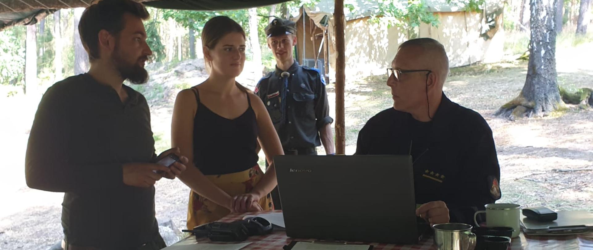 Na zdjęciu po prawej starszy kapitan Tomasz Sadecki podczas szkolenia z prowadzenia korespondencji radiowej opiekunów grupy harcerzy.