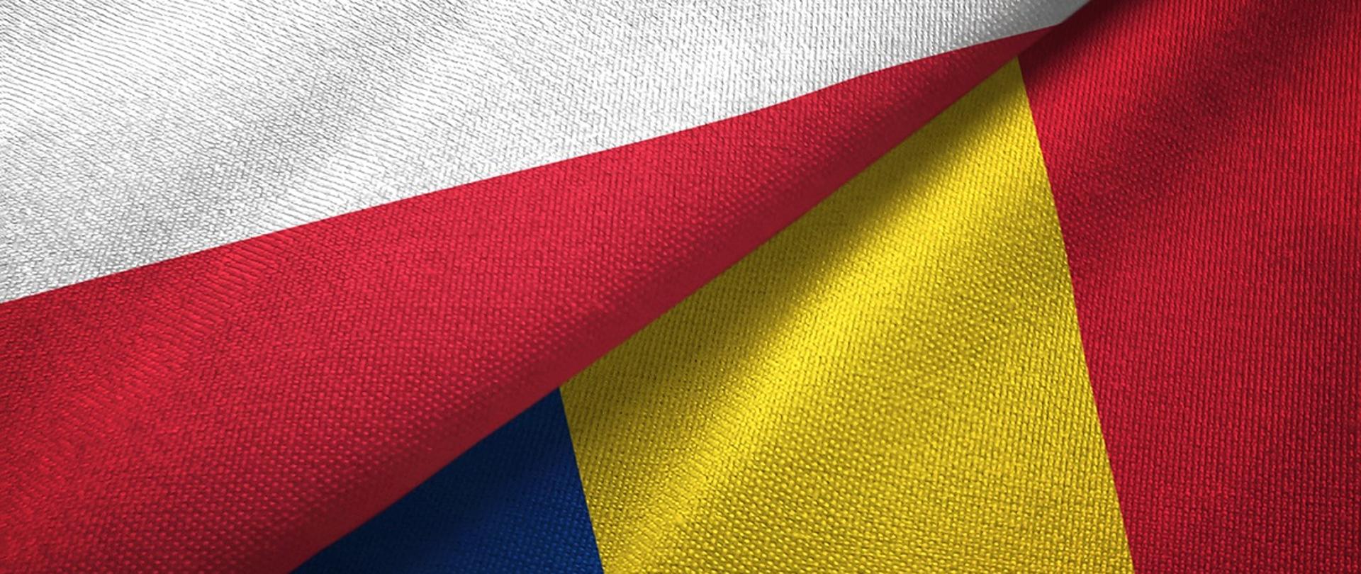 Flagi Polski i Rumunii razem, duże zbliżenie na teksturę tkaniny