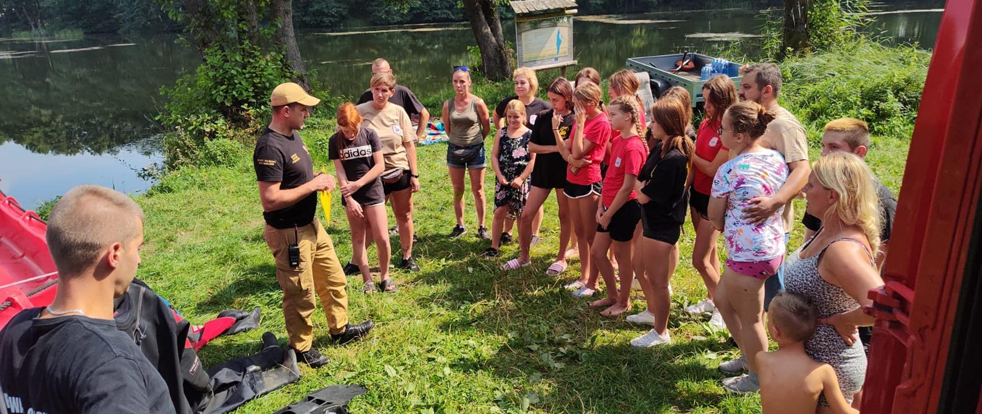 Na zdjęciu widnieją strażacy z członkami Młodzieżowej Drużyny Pożarniczej z OSP Stara Łubianka 
