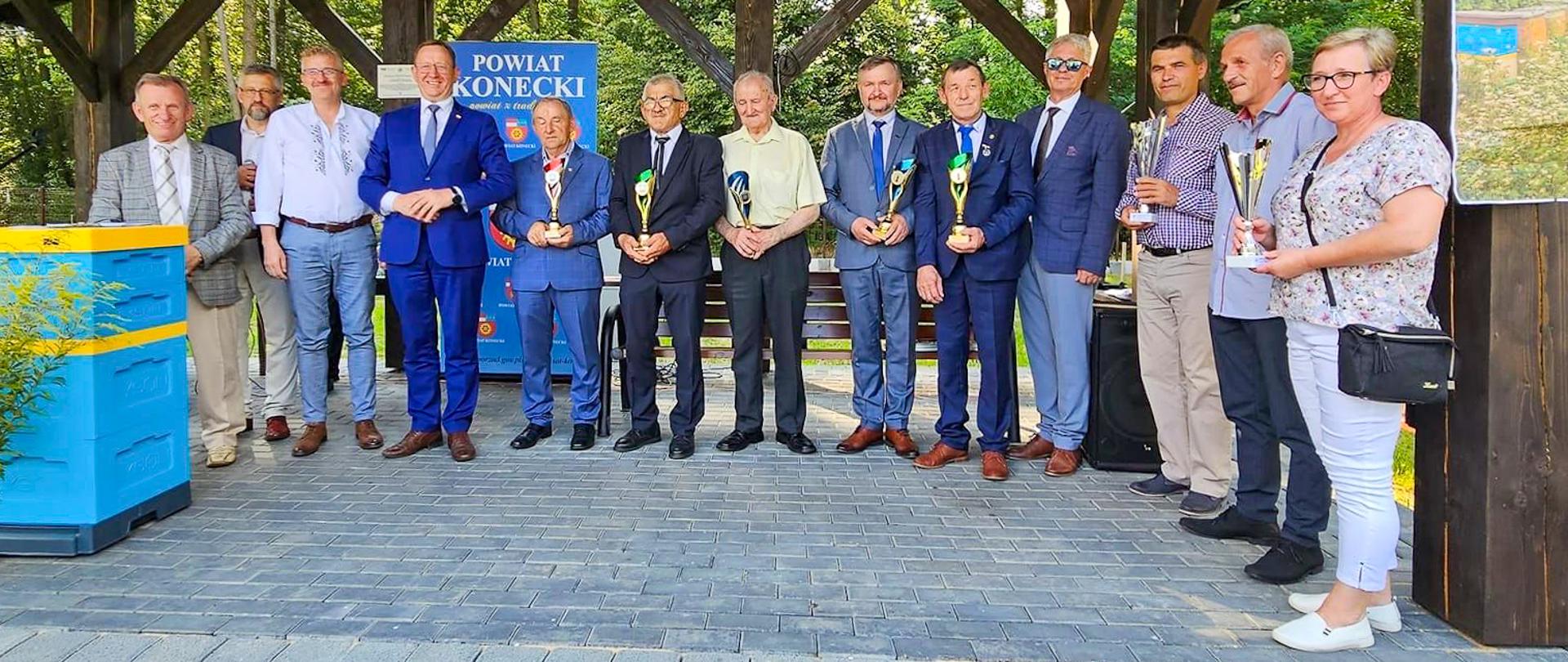 Minister Robert Telus wraz z odznaczonymi pszczelarzami w Maleńcu (fot. MRiRW)