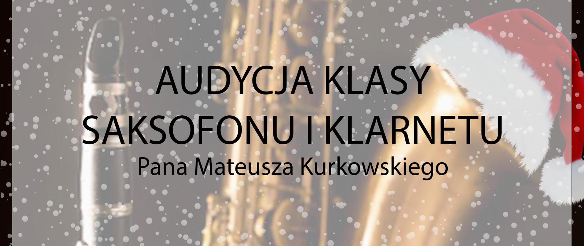 Na obrazku widzimy klarnet i saksofon na ciemnym tle. Grafika wzbogacona jest o imitację płatków śniegu. Na czarze saksofonu założona jest czerwona czapka Św. Mikołaja. Na pierwszym planie możemy wyczytać najważniejsze informacje dotyczące repertuaru, miejsca oraz godziny audycji. 