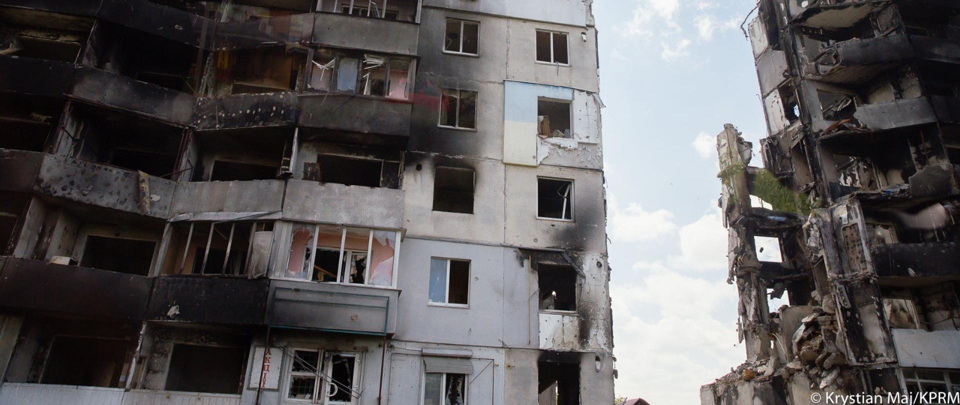 Dwa wysokie budynki mieszkalne na Ukrainie zniszczone od ostrzału