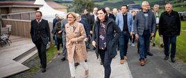 Ministrowie zwiedzają austriackie gospodarstwo rolne - fot. BMNT Paul Gruber