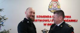 Kapelan Powiatowy dzieli się opłatkiem z Komendantem Powiatowym PSP w Gryficach