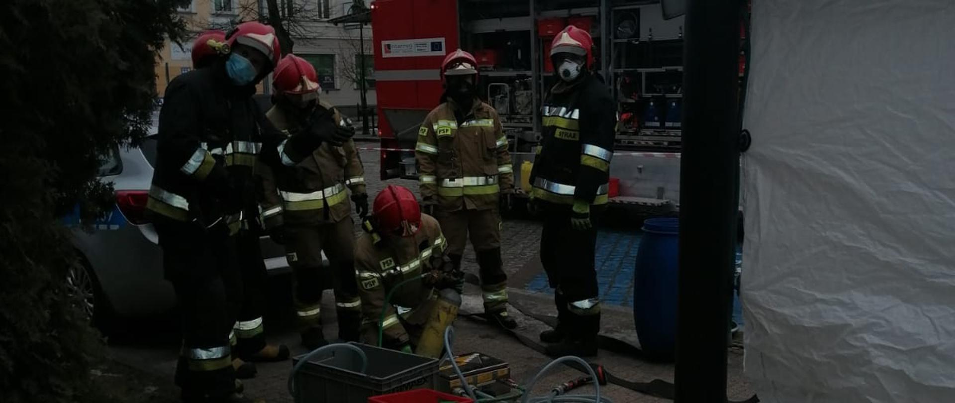 strażacy przygotowują sprzęt chemiczny do działań 