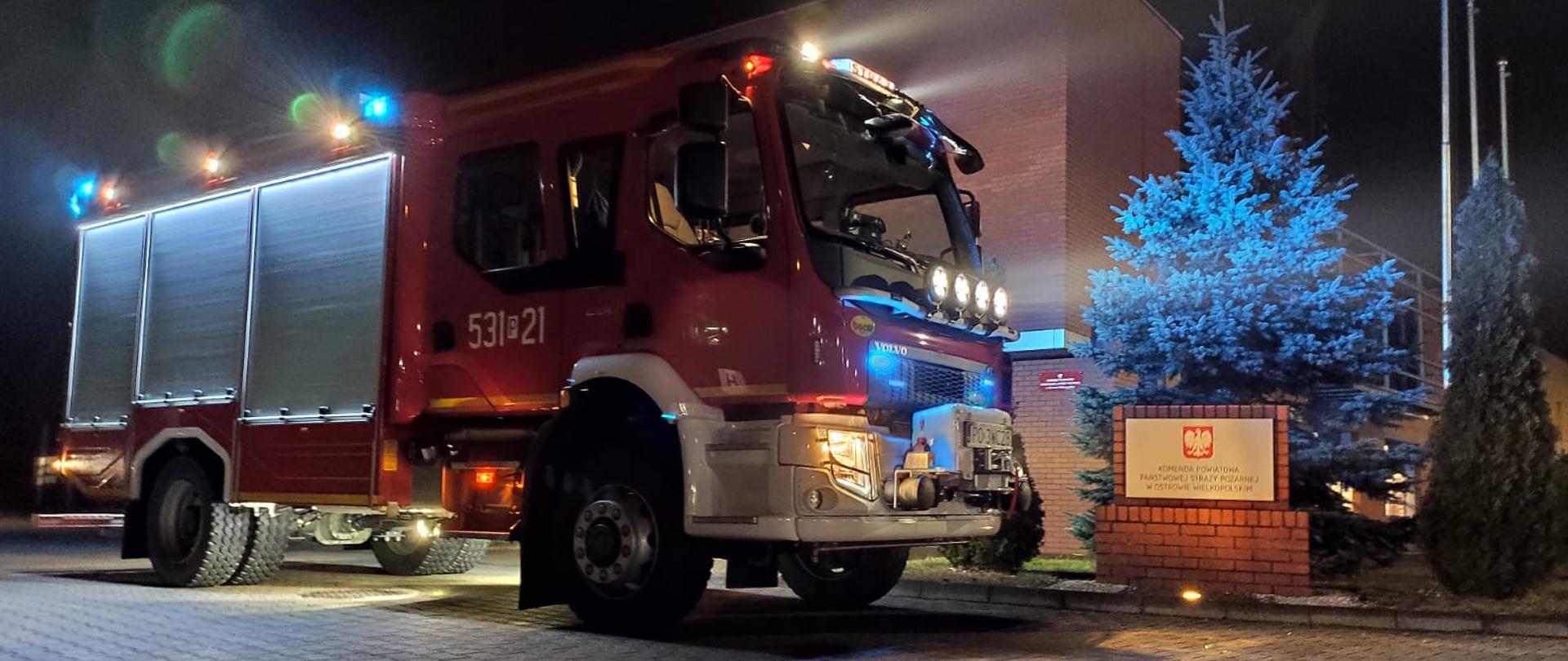 Nowy samochód ratowniczo-gaśniczy na tle Komendy Powiatowej PSP w Ostrowie Wielkopolskiej.