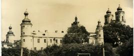 Stare zdjęcie przedstawiające widok na zabudowania poklasztorne