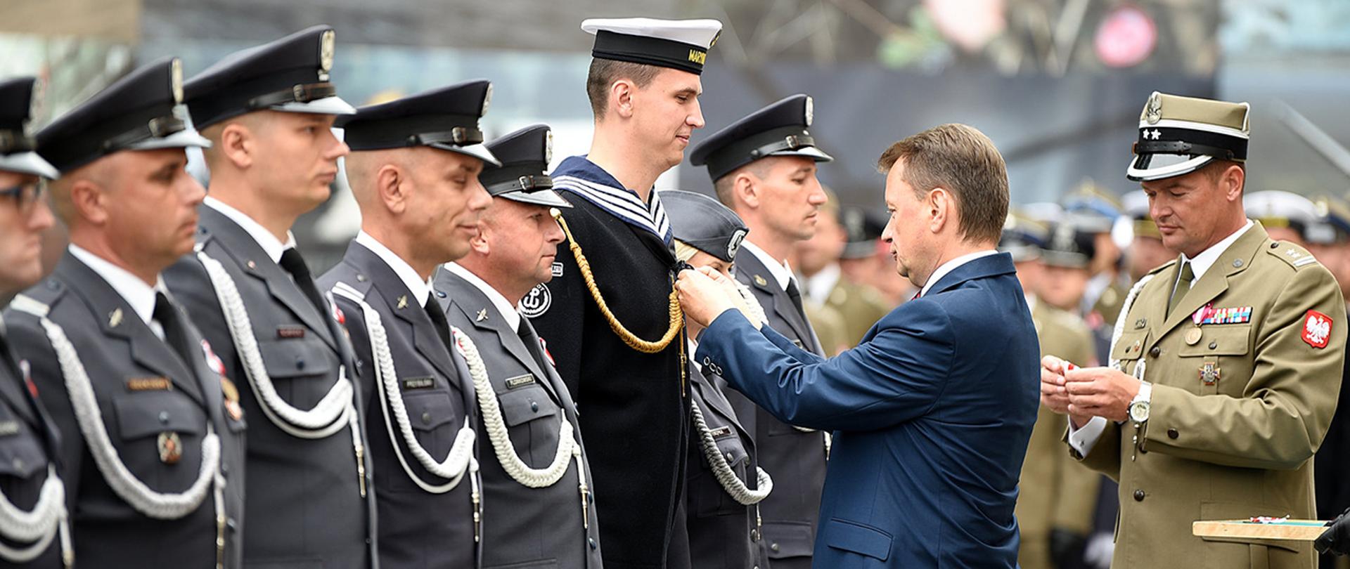 W środę, w przeddzień święta Wojska Polskiego szef MON wręczył żołnierzom wyróżnienia i medale - Siły Zbrojne w Służbie Ojczyzny oraz Za Zasługi dla Obronności Kraju. Medalami wyróżnieni zostali również pracownicy wojska.