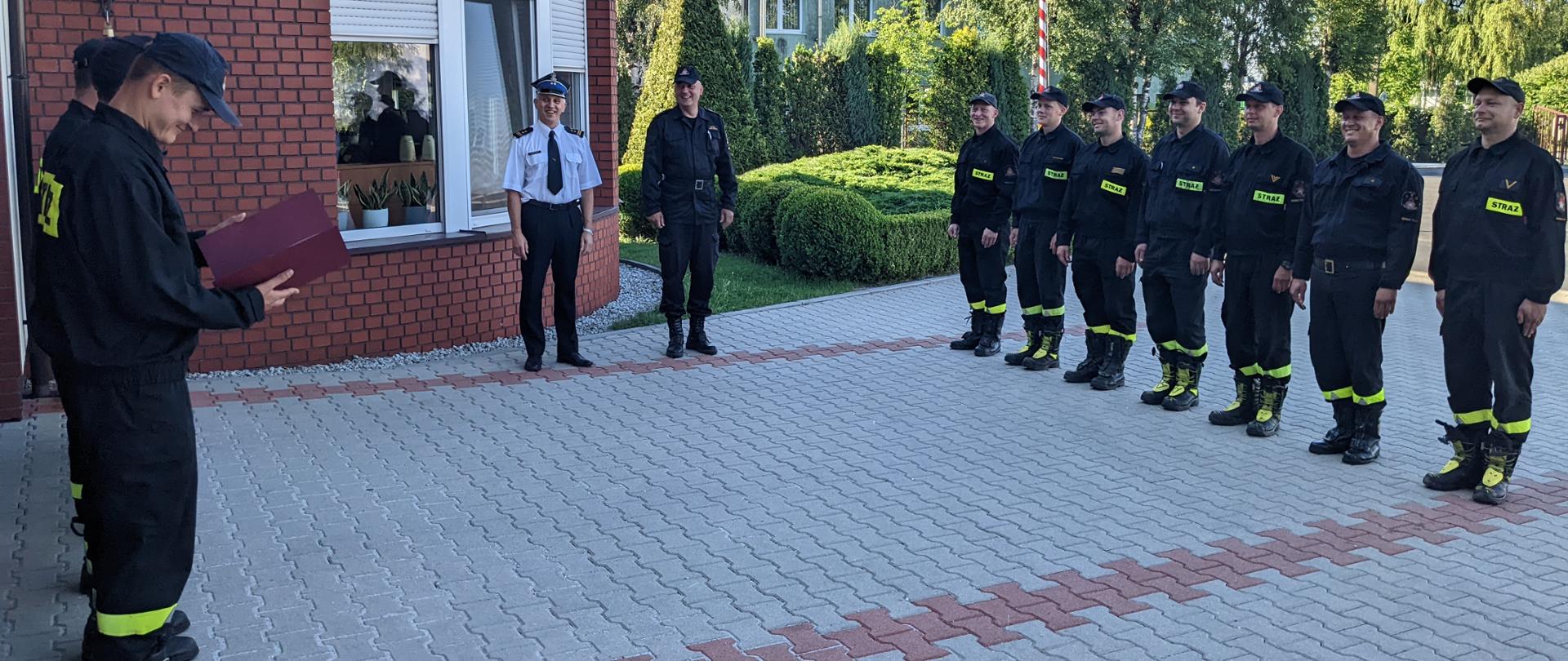 Wręczenie nagrody dla funkcjonariusza tutejszej komendy podczas zmiany służby