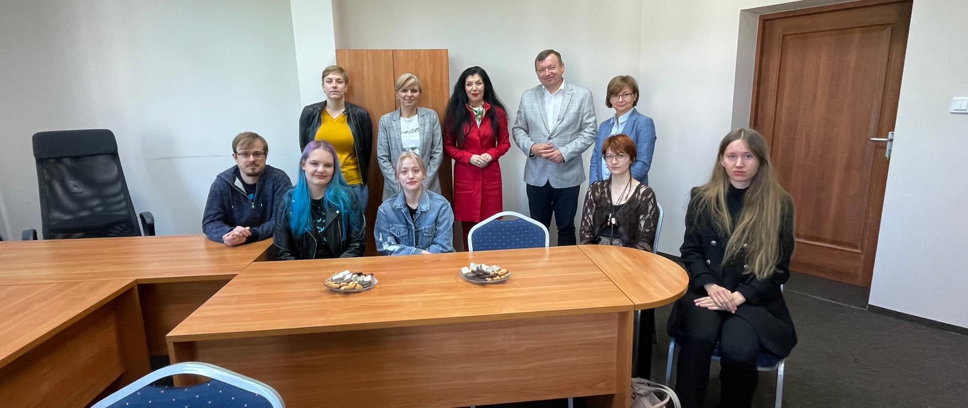 od lewej 5 osób tj. studenci ZUT, ZWIJHARS Anna Kusy-Łowicka, poseł Jarosław Rzepa, 3 osoby tj. studenci ZUT