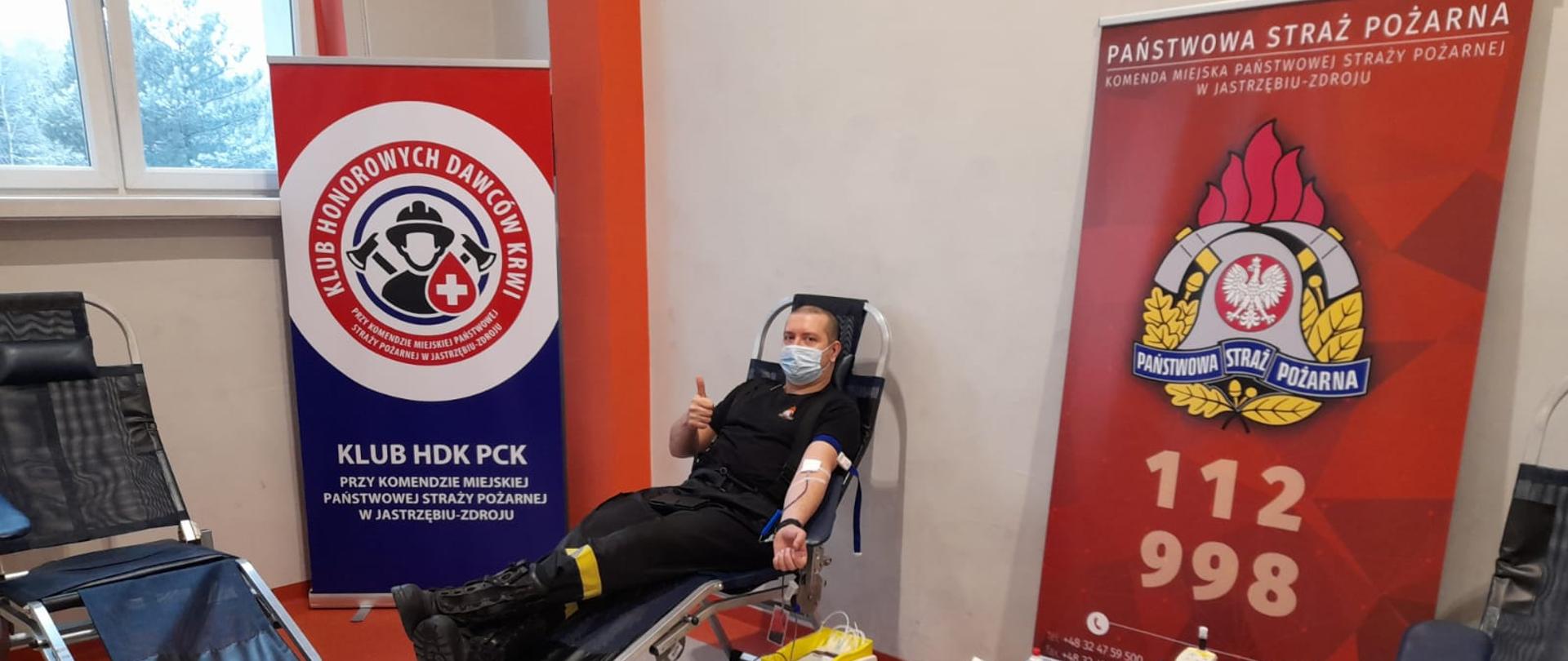 Strażak oddaje krew