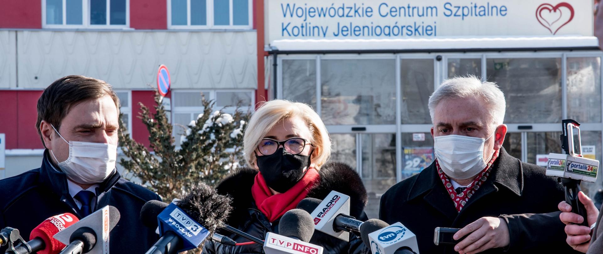 Marzena Machałek Sekretarz Stanu w Ministerstwie Edukacji i Nauki odwiedziła tzw. szpital węzłowy w Jeleniej Górze, gdzie w ubiegły weekend rozpoczęły się szczepienia nauczycieli. 