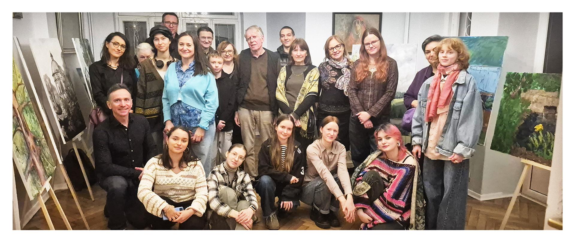 W Pałacyku Sulejówek odbył się jednocześnie wernisaż i finisaż wystawy malarskiej klasy IVA, połączony z aukcją prac uczniów. W wydarzeniu uczestniczyli m.in. nauczyciele PLSP – Piotr Kwiatkowski, wychowawca klasy IVA, oraz Bożena Mierzwiak – a także zaproszeni goście, mieszkańcy Sulejówka oraz rodzice uczniów, z których inicjatywy zorganizowano to wyjątkowe spotkanie ze sztuką.