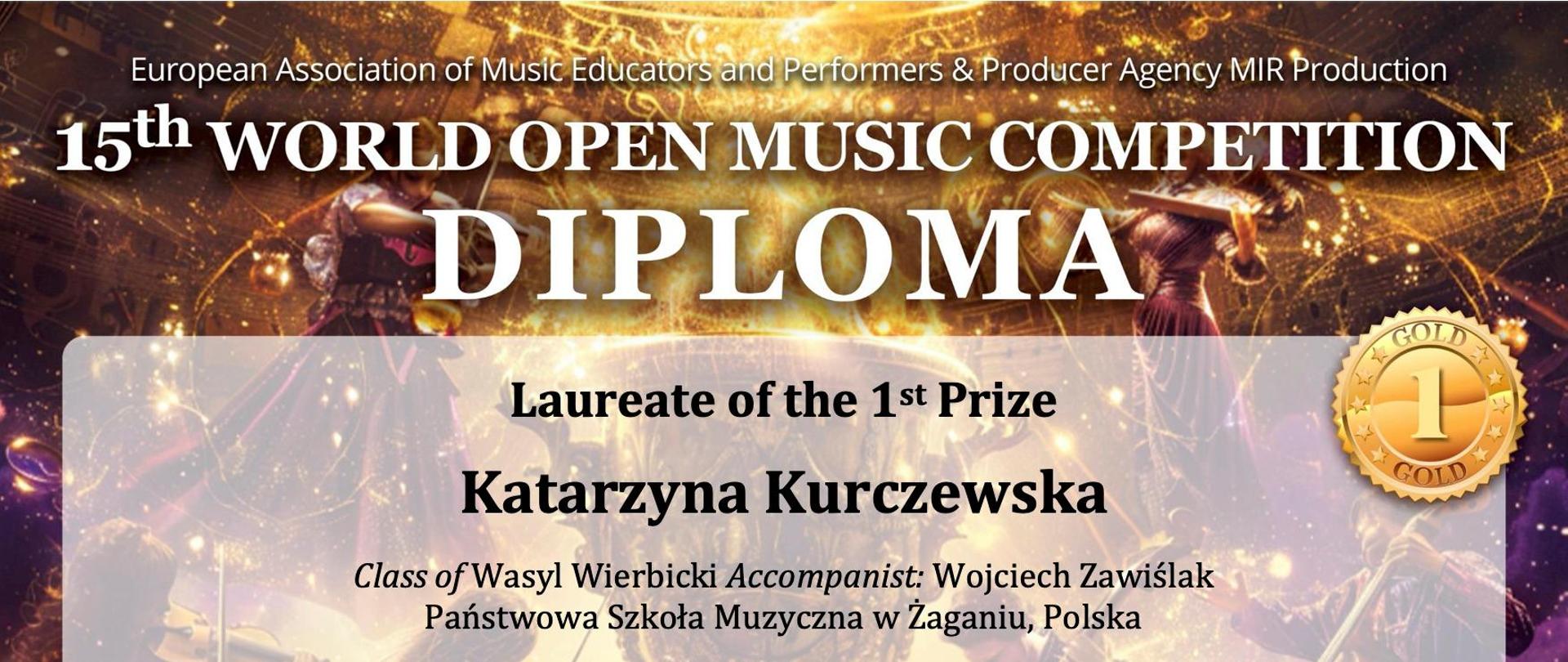 Złoty puchar w tle, u góry nazwa konkursu: 15 th World Open Music Competition. W centralnej części informacja: Laureat of the 1 th Prize - Katarzyna Kurczewska. Na dole dyplomu pieczęcie w kolorze niebieskim po lewej i prawej stronie. W środkowej części faksimile podpisu przewodniczącego Jury. Na dole okrągłe miniaturki wielu flag.