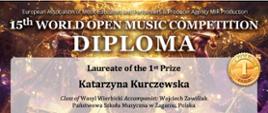 Złoty puchar w tle, u góry nazwa konkursu: 15 th World Open Music Competition. W centralnej części informacja: Laureat of the 1 th Prize - Katarzyna Kurczewska. Na dole dyplomu pieczęcie w kolorze niebieskim po lewej i prawej stronie. W środkowej części faksimile podpisu przewodniczącego Jury. Na dole okrągłe miniaturki wielu flag.