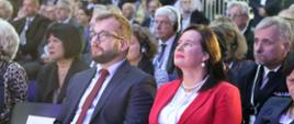wiceminister Grzegorz Puda i inni uczestnicy słuchają prezentacji podczas II Kongresu Żeglugi Śródlądowej