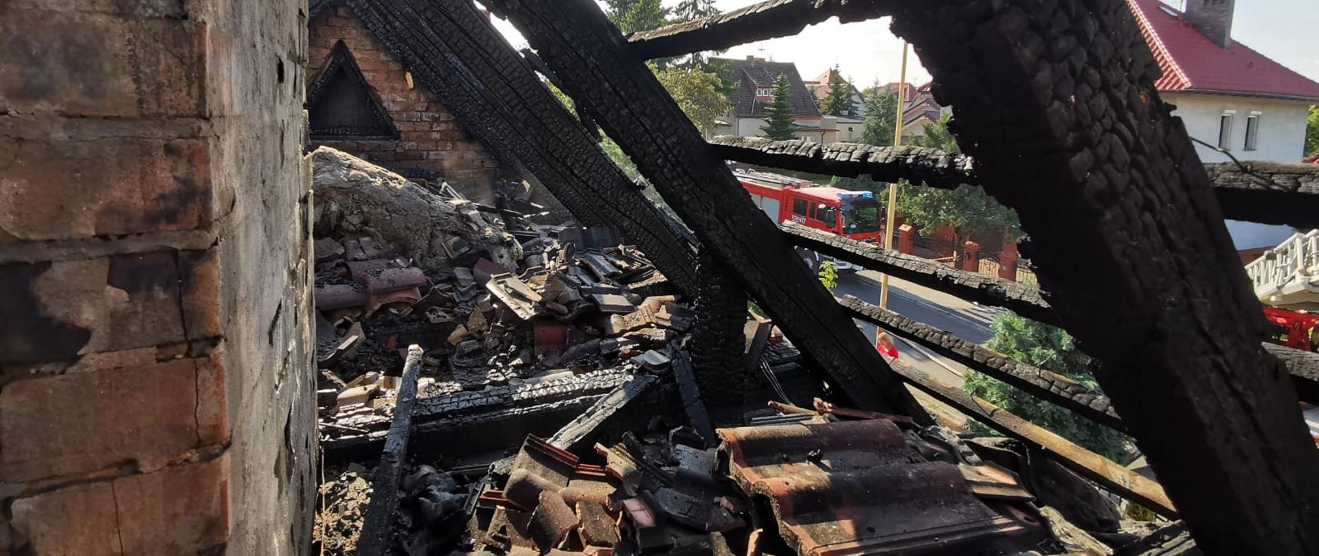 widok spalonego poddasza