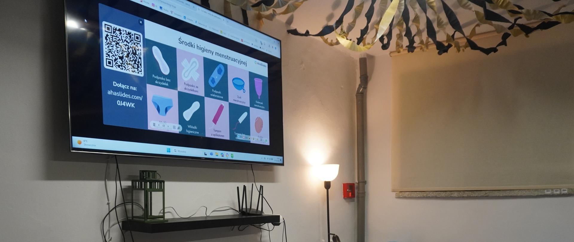 Prowadząca spotkanie, pani Katarzyna Czerwonka prezentuje na slajdach tematykę spotkania „Akcji Menstruacja” 