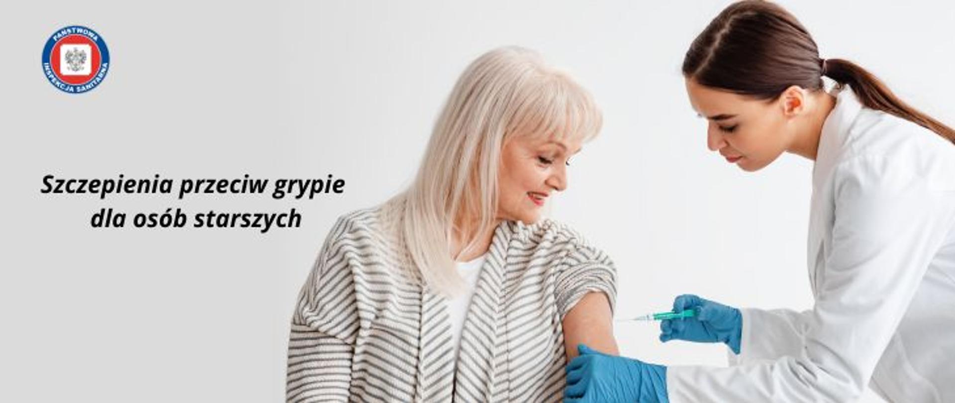 Na szarym tle starsza kobieta o długich jasnych włosach ubrana w jasny sweter w szare paski podczas szczepienia wykonywanego przez pielęgniarkę w ciemnych włosach w białym fartuchu. Pielęgniarka wykonuje szczepienie w ramię kobiety używając strzykawki i mając założone na dłoniach niebieskie rękawiczki. Po lewej stronie na środku ciemny napis Szczepienia przeciw grypie dla osób starszych. W lewym górnym rogu znajduje się okrągłe logo Państwowej Inspekcji Sanitarnej przedstawiające czarnego orła na białym kwadratowym tle, które otoczone jest czerwonym wypełnieniem. Zewnętrzną część logo otacza granatowy okrąg z napisem Państwowa Inspekcja Sanitarna w kolorze białym.