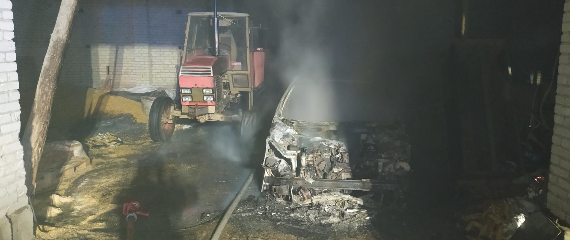 spalony pojazd wewnątrz budynku gospodarczego