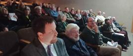 Zgromadzona publiczność na pokazie filmu A. Wajdy - Wałęsa. Człowiek z Nadziei. Na pierwszym planie siedzi Piotr Kruze, kierownik referatu polityczno-ekonomicznego Ambasady RP w Pretorii