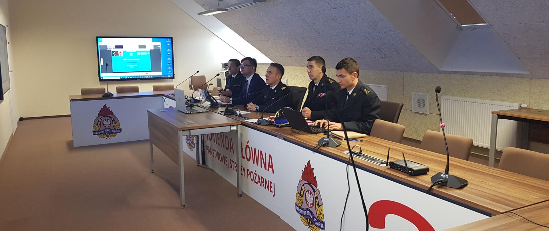Spotkanie robocze INSARAG – na zdjęciu sala wideokonferencji i m. in. nadbryg. Andrzej Bartkowiak – komendant główny PSP