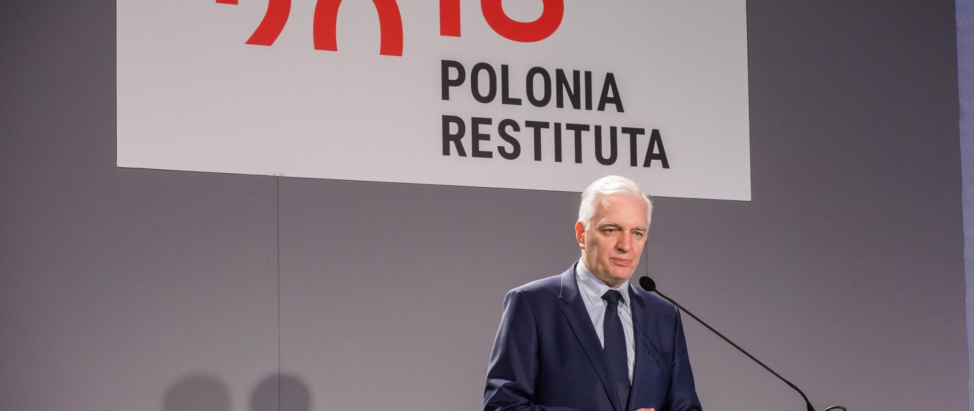 Na zdjęciu widać wicepremiera Jarosława Gowina przemawiającego na scenie podczas konferencji Polonia Restituta.